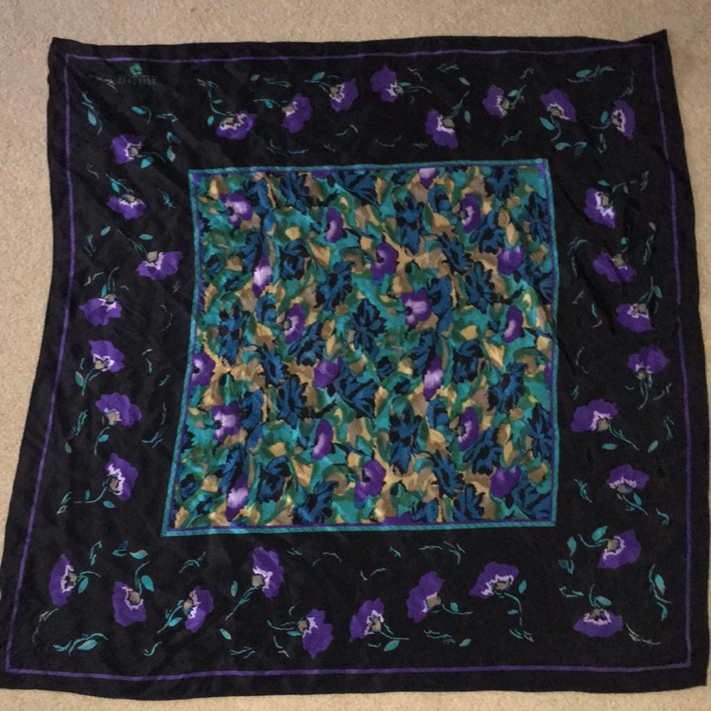 ♦️2/$25♦️Gorgeous large square silk scarf Georgiou